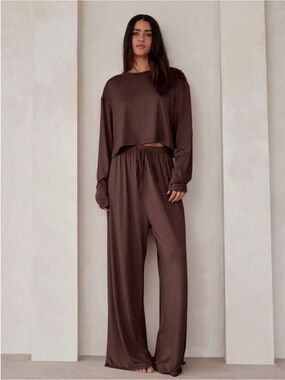 NWT BUMPSUIT The Cloud Pant & Crop Long Sleeve
Tee - Medium -
Chocolate